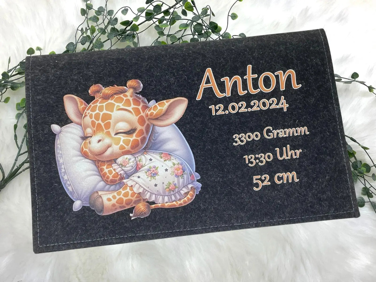 Wickeltasche mit Name „Anton“ und Giraffe im Nachthemd auf Blumen-Kissen