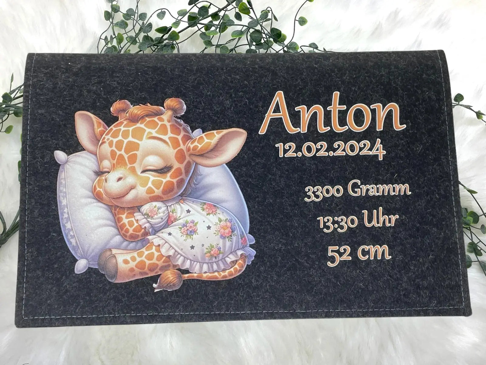 Filztasche zur Geburt mit Giraffe in Schlafkleid – liebevoll bestickt mit Geburtsdaten