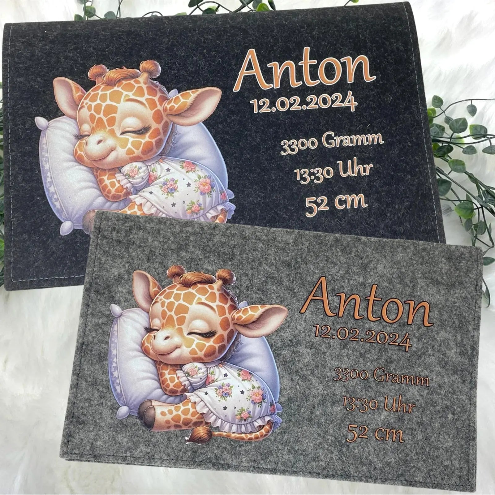 Geburtstasche mit Giraffe, Kissen und Geburtsdaten – Motiv mit Blumenmuster