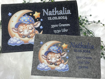 Personalisierte Windeltasche aus Filz mit schlafender Giraffe auf dem Mond