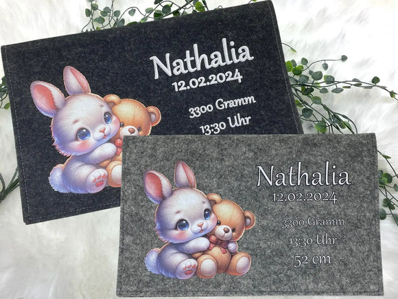 Personalisierte Windeltasche aus Filz mit niedlichem Hasen und Teddybär