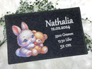 Wickeltasche mit Babyname „Nathalia“ und Hase, der einen Bären umarmt