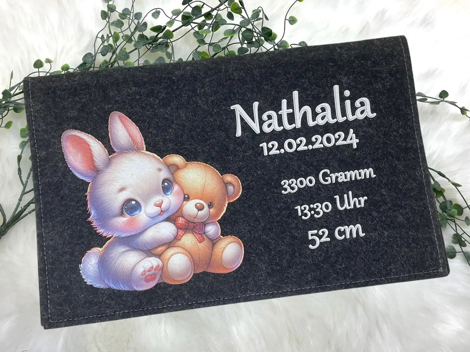 Wickeltasche mit Babyname „Nathalia“ und Hase, der einen Bären umarmt
