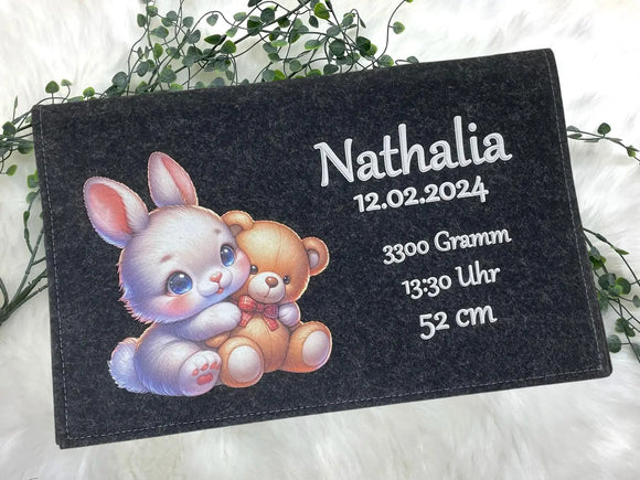 Wickeltasche mit Babyname „Nathalia“ und Hase, der einen Bären umarmt