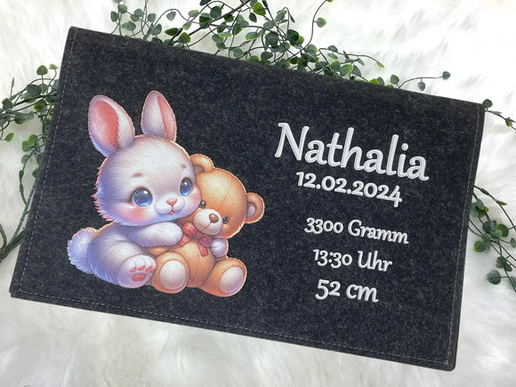 Filztasche zur Geburt mit Hasenmotiv und Bär – individuell bedruckt mit Namen