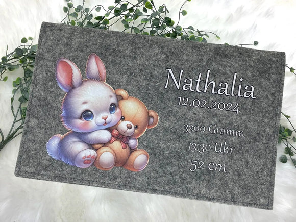 Baby-Windeltasche mit Häschen und Kuschelbär – mit Datum, Uhrzeit und Gewicht