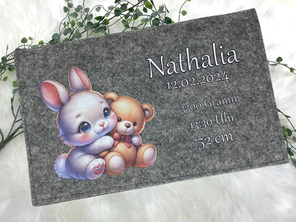 Wickeltasche aus Filz mit Hase und Bär als liebevolles Geschenk zur Geburt