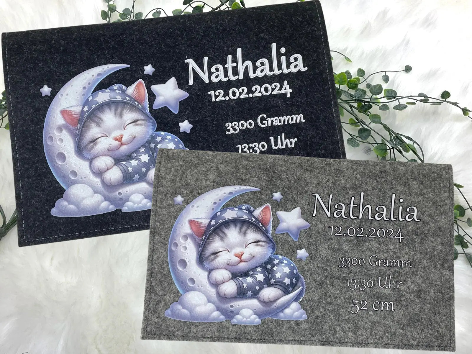 Personalisierte Windeltasche aus Filz mit schlafender Katze auf dem Mond