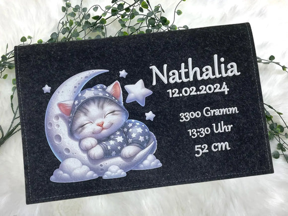 Wickeltasche mit Babyname „Nathalia“ und süßer Katze in Schlafanzug auf Halbmond