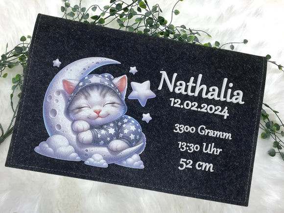 Filztasche mit Katze auf Wolkenmond und Geburtsdaten – Geschenk zur Geburt