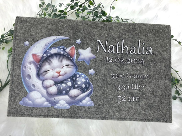 Baby-Windeltasche mit Kätzchen in Mütze auf dem Mond – Name, Gewicht, Uhrzeit