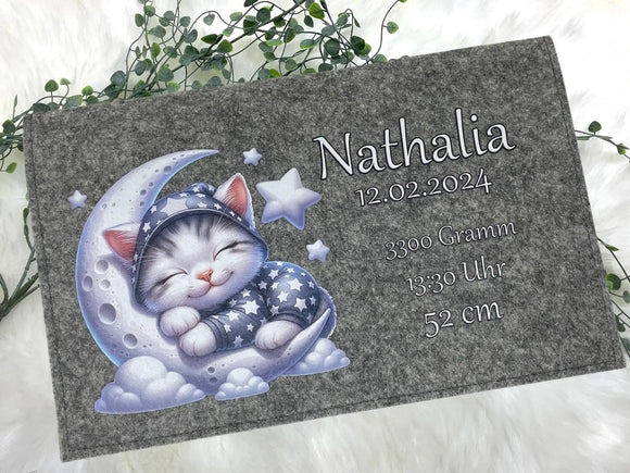 Katze auf Schlafmond mit Sternen – personalisierte Windeltasche aus grauem Filz