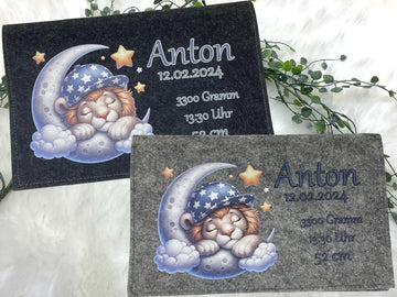 Personalisierte Windeltasche aus Filz mit schlafendem Löwenbaby auf dem Mond