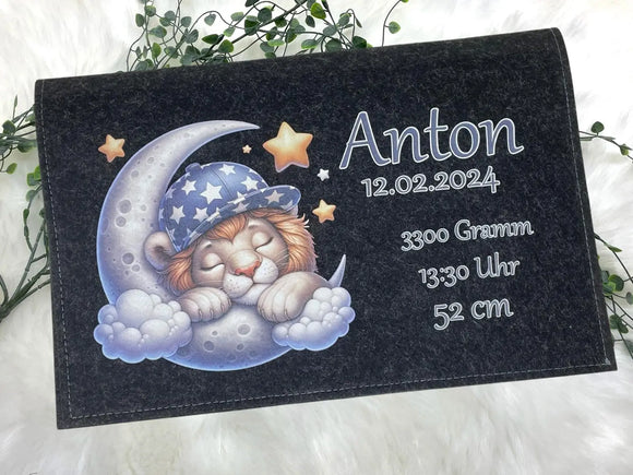 Wickeltasche mit Name „Anton“ und niedlichem Löwen in Schlafmütze auf Halbmond