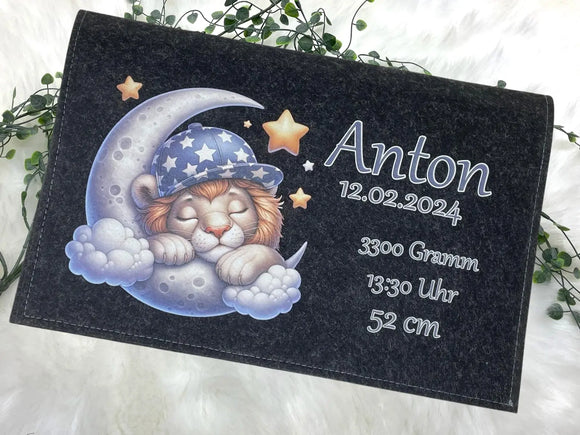 Filztasche zur Geburt mit Löwe auf Sternenwolken – mit Geburtsdatum und Uhrzeit