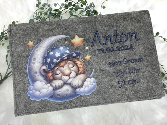 Löwenbaby auf dem Mond mit Sternenmütze – Windeltasche personalisiert für Jungen