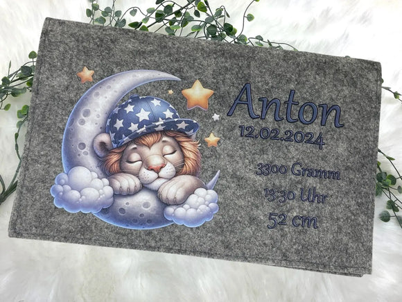 Wickeltasche aus Filz in Grau mit süßem Löwenmotiv und individuellen Geburtsdaten