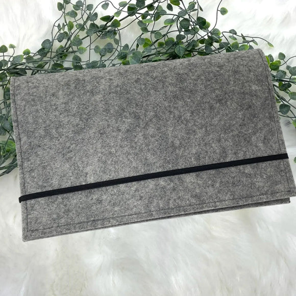 Löwe auf Schlafmond mit Sternenhimmel – personalisierte Filztasche mit Name und Größe