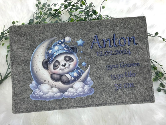 Niedlicher Panda mit Sternenmütze auf Halbmond – personalisierte Filz-Wickeltasche