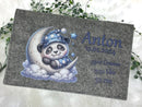 Grau-schwarze Windeltasche mit Baby-Panda auf dem Mond – Geschenk zur Geburt