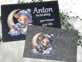 Personalisierte Windeltasche aus Filz mit schlafendem Rehkitz auf dem Mond