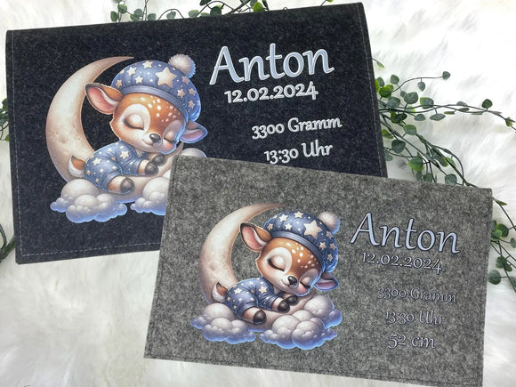 Personalisierte Windeltasche aus Filz mit schlafendem Rehkitz auf dem Mond