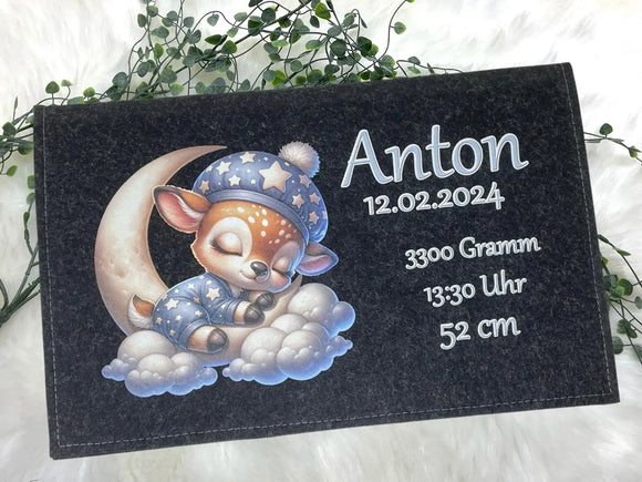 Wickeltasche mit Babyname „Anton“ und Rehkitz in Schlafanzug auf Wolkenmond