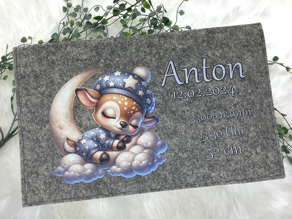Windeltasche mit süßem Rehkitz auf Sternenwolken – personalisiert mit Name & Daten