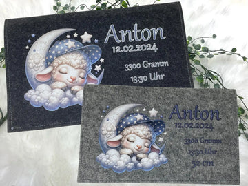 Personalisierte Windeltasche aus Filz mit schlafendem Schäfchen auf dem Mond