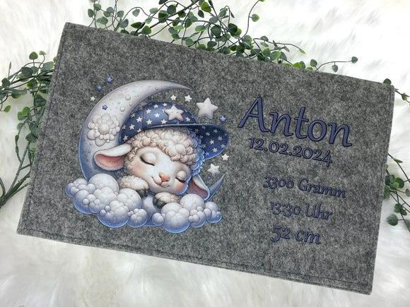 Wickeltasche mit Babyname „Anton“ und niedlichem Schäfchen im Sternenhimmel