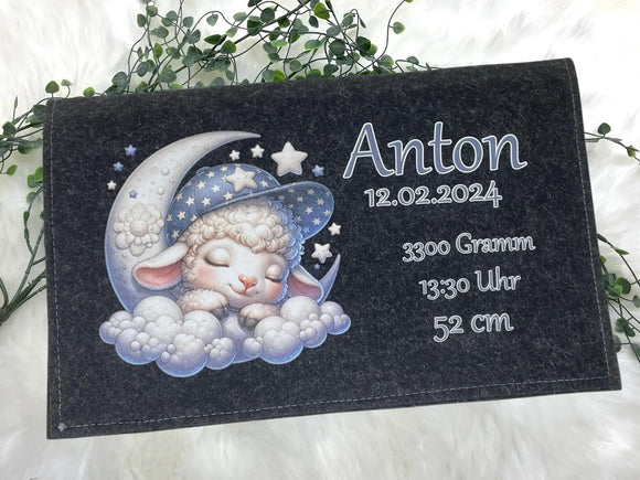 Filztasche mit Schäfchen auf Wolken und Halbmond – Geburtsdaten inklusive
