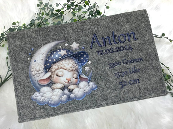 Schäfchen mit Schlafmütze auf Mond – personalisierte Baby-Wickeltasche aus Filz