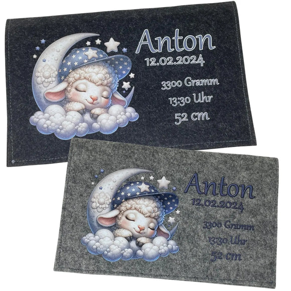 Schlafendes Schäfchen auf Wolke mit Halbmond – Babygeschenk mit Namensaufdruck