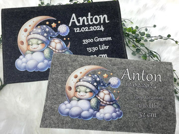 Personalisierte Windeltasche aus Filz mit schlafender Schildkröte auf dem Mond