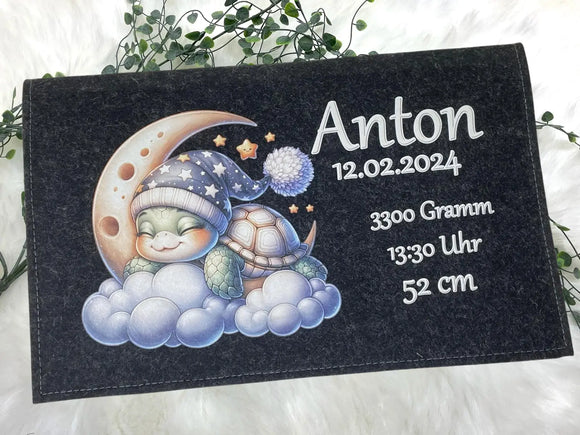 Wickeltasche mit Babyname „Anton“ und träumender Schildkröte in Schlafmütze