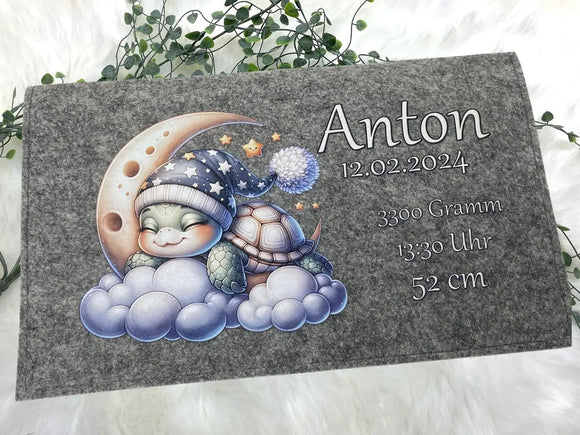 Filztasche mit Schildkrötenbaby auf Wolke und Mond – personalisiert zur Geburt