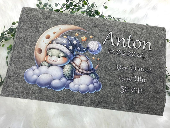 Individuell bedruckte Wickeltasche mit Mondlandschaft und schlafender Schildkröte