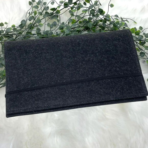 Wickeltasche mit träumender Schildkröte und Mütze – Geschenk zur Geburt in Grau