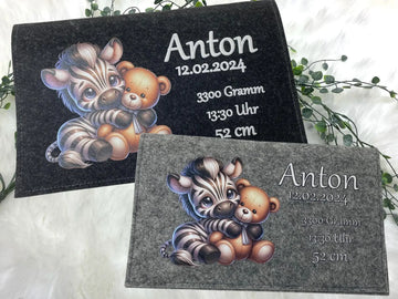Personalisierte Windeltasche aus Filz mit Zebra- und Bär-Motiv sowie Geburtsdaten