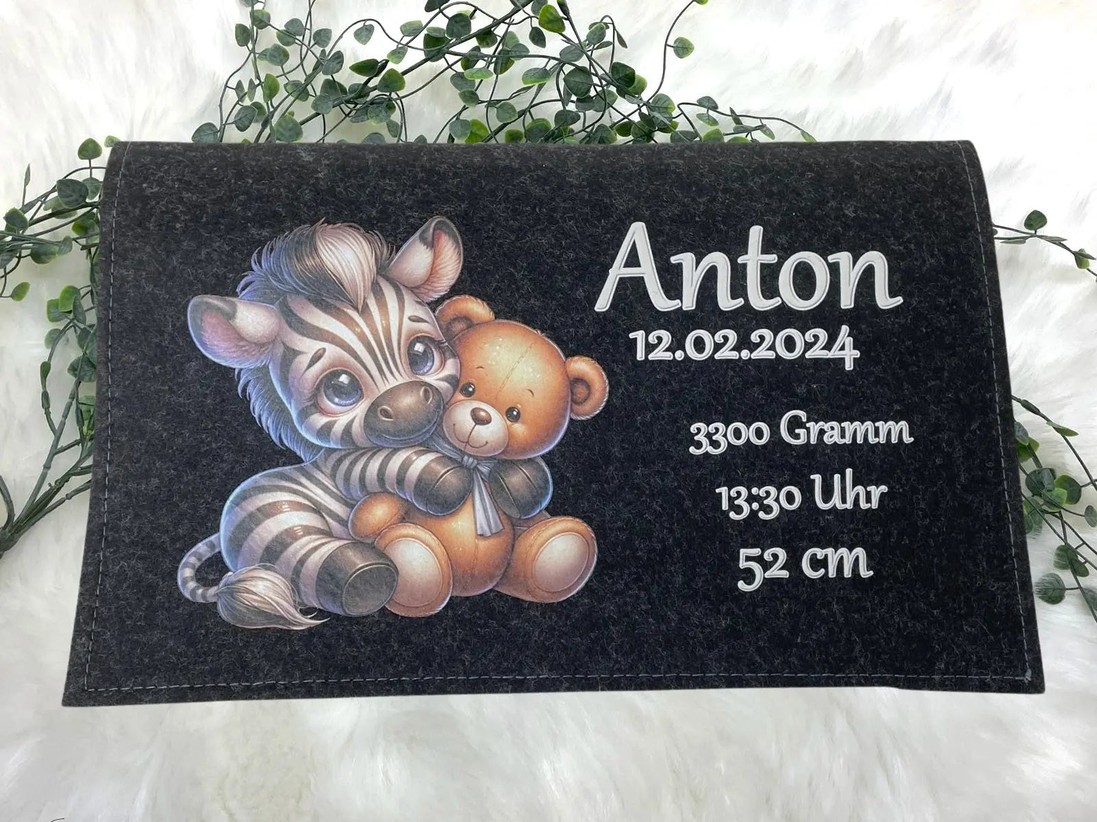 Individuell bedruckte Windeltasche zur Geburt – Zebra umarmt Teddybär