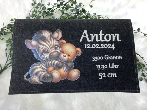 Individuell bedruckte Windeltasche zur Geburt – Zebra umarmt Teddybär