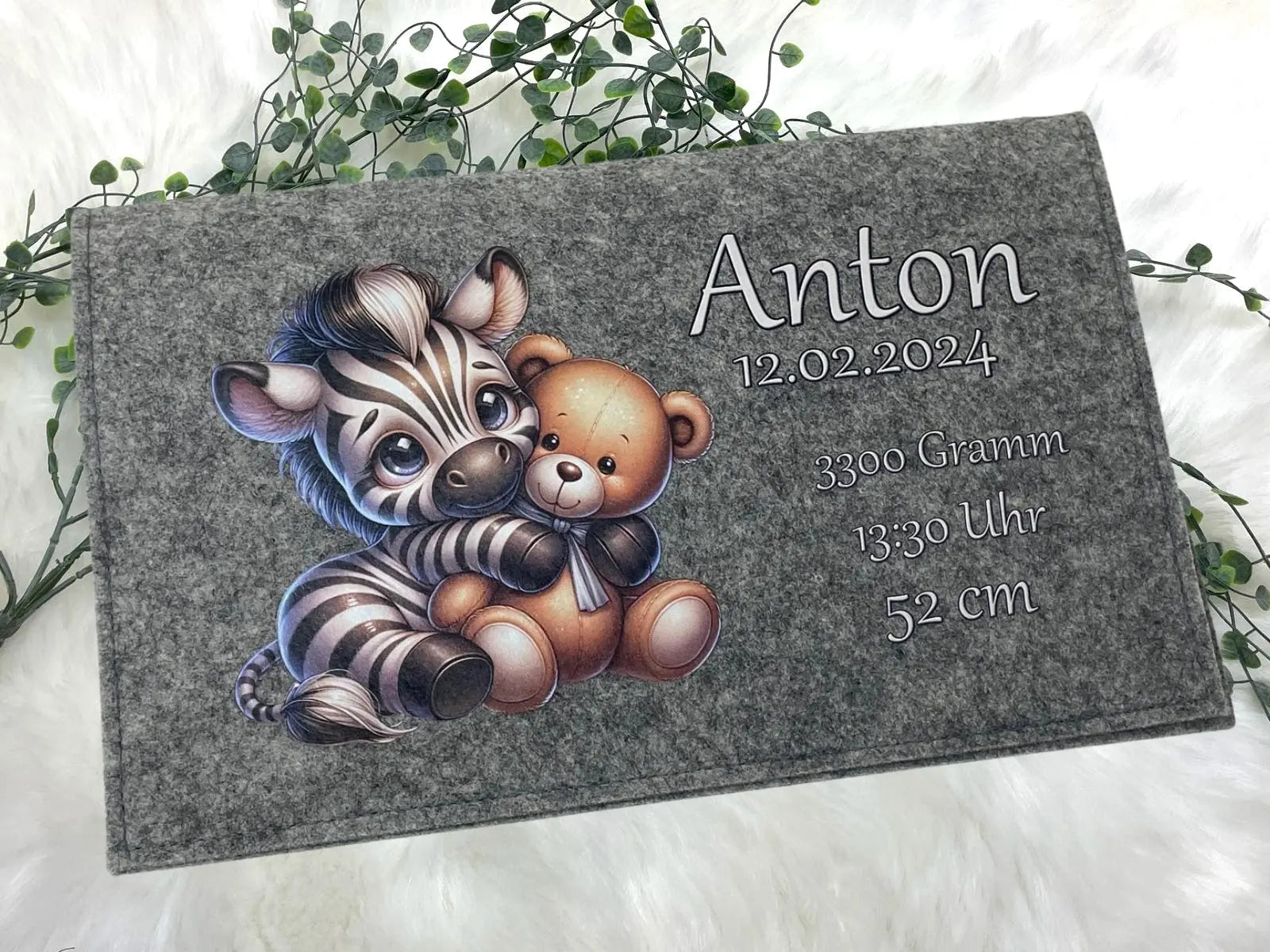 Filz-Wickeltasche personalisiert mit Zebra-Illustration und Geburtsinformationen