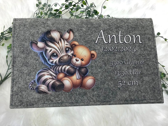 Babygeschenk mit Name und Geburtsdaten – Filztasche mit Zebra und Plüschtier