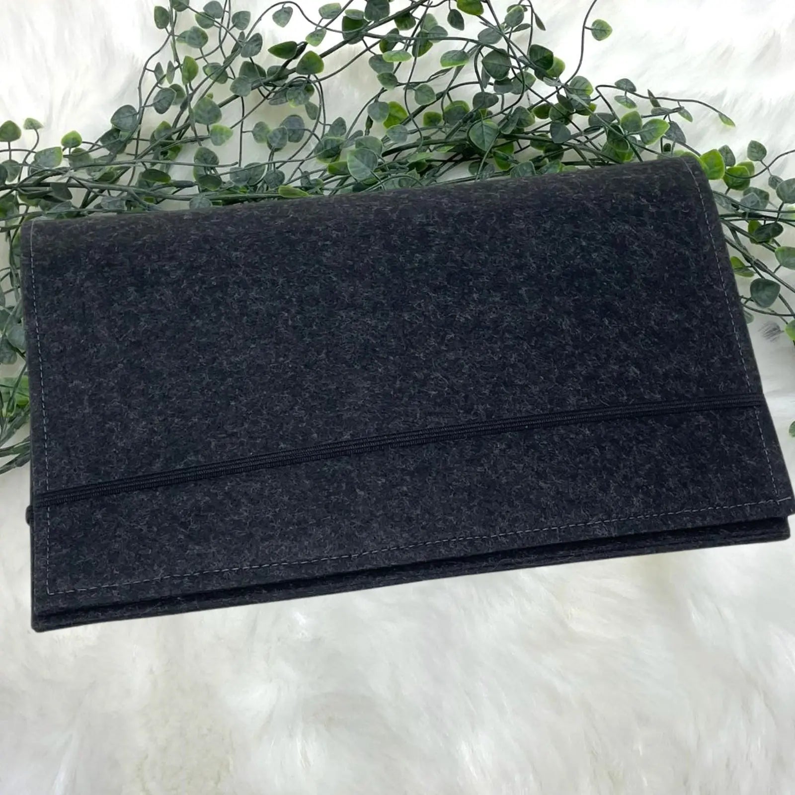 Grau-schwarze Wickeltasche aus Filz mit Zebra und Herzmotiv – Name & Geburtszeit
