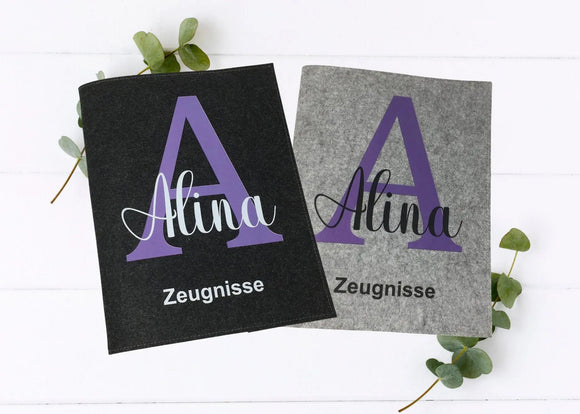 Personalisierte Zeugnismappe aus Filz mit lila Buchstabe  – in Dunkelgrau und Hellgrau erhältlich