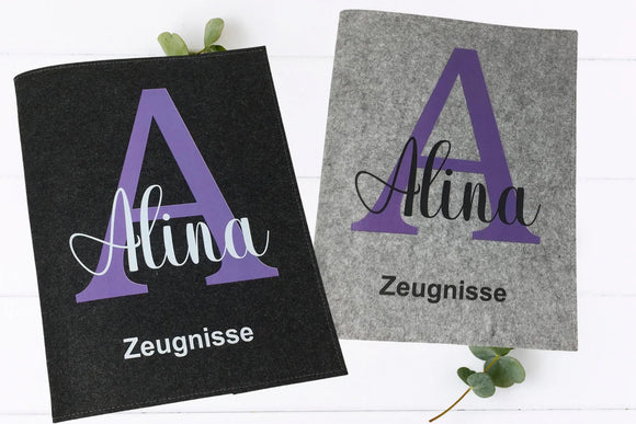 Zeugnismappe personalisiert mit großem Anfangsbuchstaben in Lila und verspieltem Namensaufdruck