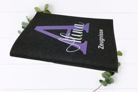 Zeugnismappe A4 aus Filz mit großem Buchstaben-Design und Name – Farbe: Lila auf Grau oder Anthrazit