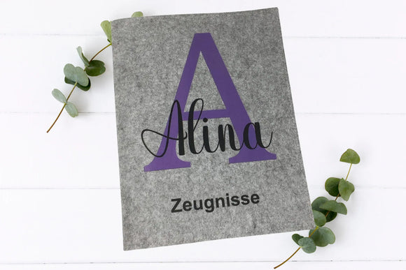 Lila Zeugnismappe für Mädchen mit großem Initialbuchstaben und personalisiertem Namensdruck