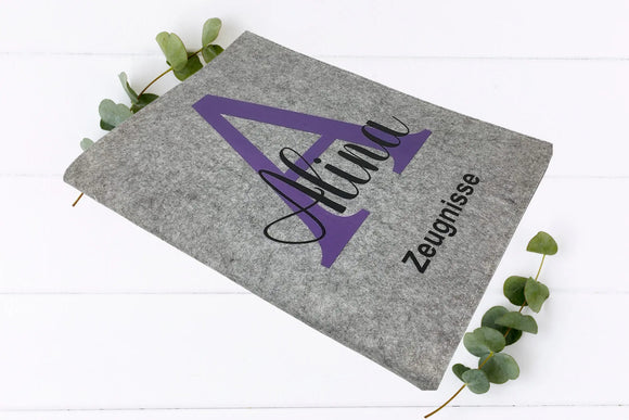 Zeugnismappe Buchstabe Lila personalisiert – Filz-Design mit Name und klarer Typografie
