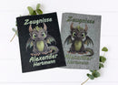 Zeugnismappen aus Filz mit niedlichem Baby-Drachen und Namensaufdruck in Hellgrau und Dunkelgrau.